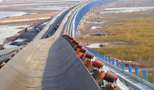 长距离弯曲带式输送机