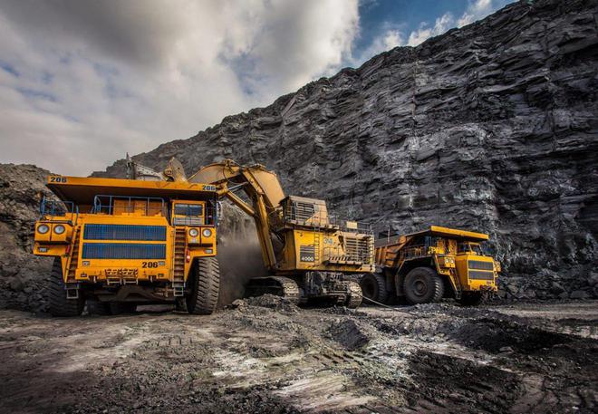 中国的西露天煤矿，煤层厚度达55米，已经开采了118年之久！